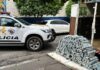 Polícia apreende 321 kg de maconha em trailer para transporte de animais