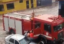 Idosos ficam ilhados dentro de carro após chuva forte provocar enchente em rua de Penápolis