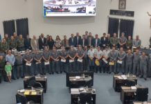 Câmara homenageia policiais militares e bombeiros