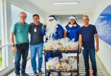 Papai Noel visita Santa Casa e entrega chocolates
