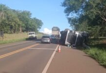 Motoristas ficam feridos após acidente entre caminhões