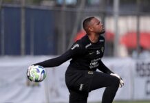 Carlos Miguel tem sondagens de Bragantino e outros clubes, mas se vê no Corinthians em 2024