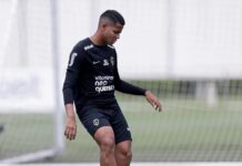 Corinthians faz último treino de 2023 e viaja para Curitiba com baixas