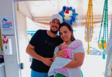 Ex-paciente faz doação para o Bazar do Bem
