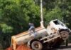 Caminhão vai tampar buraco em avenida e acaba caindo dentro em Fernandópolis