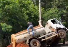 Caminhão vai tampar buraco em avenida e acaba caindo dentro em Fernandópolis