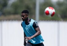 Félix Torres faz primeiro treino com elenco do Corinthians