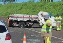 Passageiro de caminhão morre preso em ferragens após capotamento na Euclides da Cunha