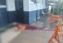 Mulher é assassinada a facadas na porta da delegacia e autor é preso estuprando jovem