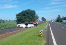 Carreta carregada com produto derivado de petróleo tomba e interdita trânsito em rodovia de Coroados