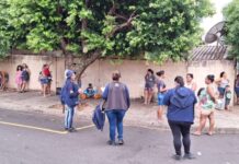 Agentes de saúde do São Cosme mobilizam população em frente à escola para orientações sobre combate à Dengue