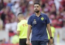 Filho de ídolo do Benfica e carreira no Brasil: conheça António Oliveira, próximo técnico do Corinthians