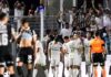 Sob olhares de Neymar, Santos vence clássico na Vila e afunda Corinthians
