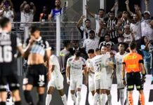 Sob olhares de Neymar, Santos vence clássico na Vila e afunda Corinthians