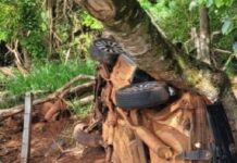 Homem morre após carro capotar em vicinal; duas pessoas ficaram feridas