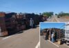 Carreta com 90 garrotes tomba na Rodovia Euclides da Cunha