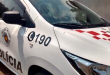 Homem agride a mãe e esfaqueia policial militar em Urupês