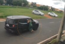 Mulher arrasta vendedora de cosméticos pendurada em janela de carro durante entrega de produtos