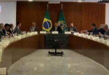 ‘Esta cadeira estar comigo é uma cagada’, disse Bolsonaro durante reunião com ministros