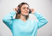 Uso excessivo de fones de ouvido pode causar riscos à saúde auditiva