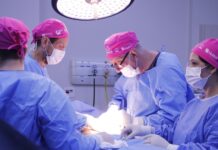 Pela 1ª vez em SP, mulheres que perderam a mama em tratamento contra o câncer são operadas em mutirão voluntário