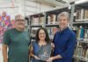 Memorialistas doam livro para a biblioteca da Unifev