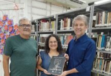 Memorialistas doam livro para a biblioteca da Unifev
