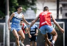 Carille comanda treino com desfalques na primeira atividade da semana