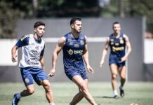 Carille comanda treino tático no CT Rei Pelé; Furch segue como dúvida