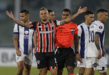 São Paulo joga mal, sofre com lesões e perde na estreia da Libertadores