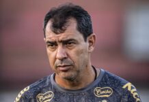 Carille trabalha bola parada com titulares e reservas