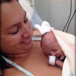 FOTO 5 – Magali fazendo o método canguru, onde o bebê fica em contato com a pele da mãe, ajudando na recuperação de bebês prematuros.