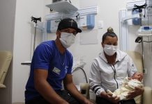 Bebê recebe alta 40 dias após ser operado dentro da barriga da mãe