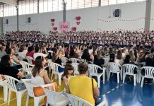 Alunos do Colégio Unifev emocionam mães em homenagem especial