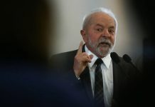 Lula enfrenta protesto de professores em Araraquara