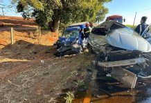 Jovem morre e outro fica gravemente ferido após dois carros baterem de frente em Olímpia