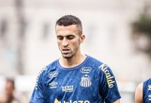 João Schmidt sofre entorse no tornozelo e vira dúvida no Santos