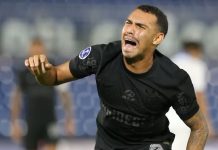 Matheuzinho tem entorse no tornozelo e vira dúvida no Corinthians contra o Flamengo