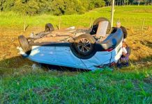 Carro capota na Rodovia Washington Luís