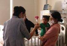 Mães de pacientes do HCM recebem flores artesanais em homenagem ao dia das mães