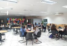 Alunos do Colégio Unifev realizam atividade com jornais na Biblioteca