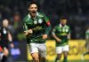 Palmeiras vence o Bragantino com assistência de Weverton e encosta na liderança