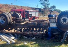 Caminhão capota na Washington Luís e motorista morre preso às ferragens