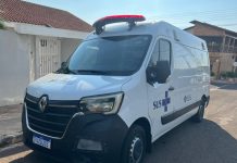 Motorista de ambulância é rendido por passageira com faca