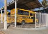Criança é esquecida e fica presa dentro de ônibus escolar
