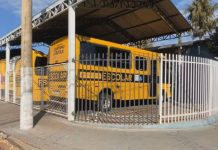Criança é esquecida e fica presa dentro de ônibus escolar
