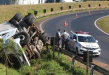 Carreta tomba na Rodovia Euclides da Cunha