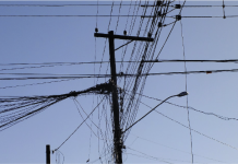 Provedores de internet de Votuporanga efetuam limpeza periódica de cabos de fibra óptica nos postes da cidade