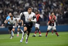 Corinthians bate o Vitória nos acréscimos e volta a vencer no Brasileirão