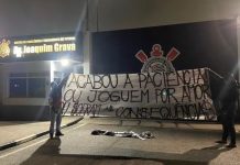 Torcida do Corinthians volta a protestar contra diretoria e elenco: “Acabou a paciência”